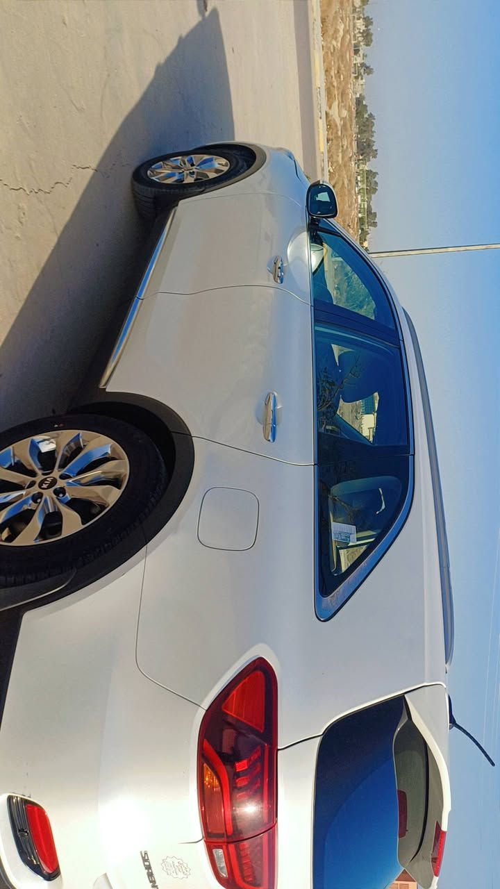 السلام عليكم
سيارة نوع سورنتو خليجي موديل2019 رقم بغداد بأسمي 
موصفات عده البنراما سياره 6 اسلندر 3300محرك سبعة راكب 3 قطع تبريد مري شفط جنطة كهربائي  كامرة حساسات  شاشة كبيرة كشنات جلد شحن واير ليس السيارة 
السيارة جديدة ماشية120
كير مكينه حدادية و تبريد كفالة السعر 255
العنوان محمودية
رقم الهاتف***********
