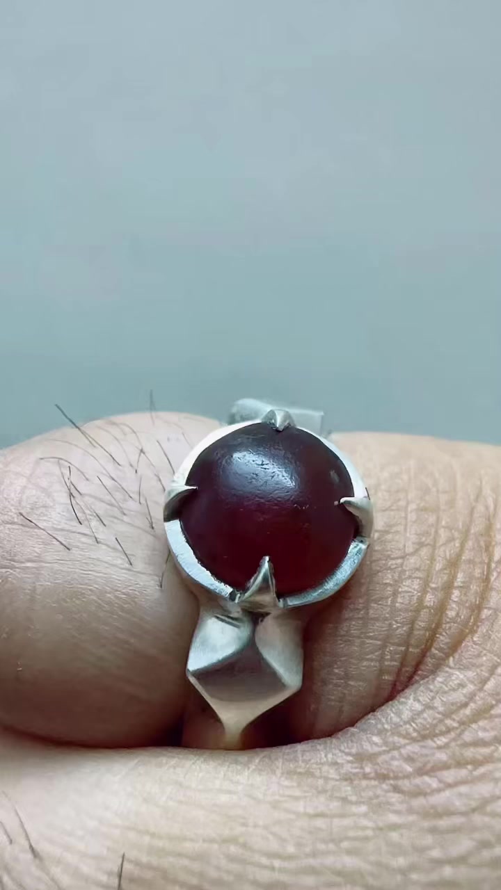 يماني قديم جدا مثقوب ثقب ستندر 

صياغه المولا سجاد // قياس 23/22

بغداد حي جميله 

السعر قفل من الأخير بدون عمله ولا مراوس 200 الف 

***********
