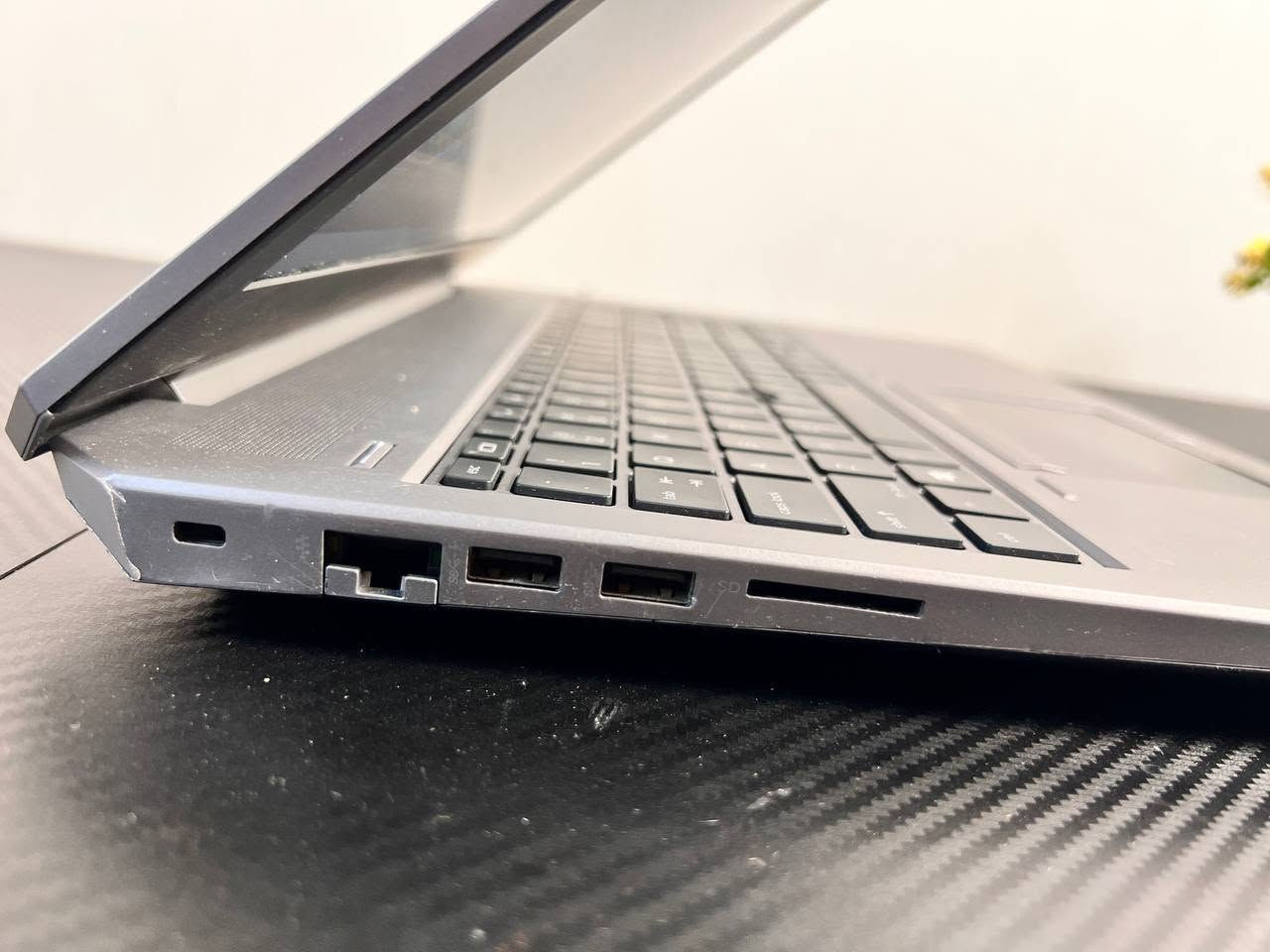 لابتوب HP ZBOOK 15 5G للبيع ✨
‏لابتوب من الفئة العليا ، مخصص للبرامج الهندسية والتقنية ، باداء احترافي وسرعة بالتنفيذ، وقوي ايضا للالعاب بمختلف انواعها ، يناسب جميع الاعمال الصعبة🔥 
‏
‏المواصفات التقنية:  
‏⚜ المعالج / Core i7 8850H الحيل الثامن فئة H 🔥
‏⚜ كرت شاشة خارجي/Nvidia quadro P2000 4GB اداء ممتاز 
‏⚜ الرام / 16GB DDR4 
‏⚜ التخزين الهارد / 256GB SDD M.2
‏⚜ شاشة دقة عالية / 15.6 inch FHD screen 
‏⚜ كيبورد ضوئي 
‏⚜ شاحن 150w سريع 
‏
‏ملحقات كاملة
‏👜 حقيبة جديدة
‏🔌 شاحنة اصلية
‏🖱 ماوس
‏🖱ماوس باد
‏+ تغليف كامل للبكج
‏
‏✨السعر 560  الف 
‏الضمان / اسبوع كامل بنظام استبدال في حال وجود اي خلل او مشكلة بالجهاز،  
‏( الاستلام بعد الفحص والتاكد من جميع التفاصيل 🩵 )
‏القطعه ما اندزها اذا مو مضمونه ومرتبة 
‏متواجد ماسنجر
‏واتساب ***********
