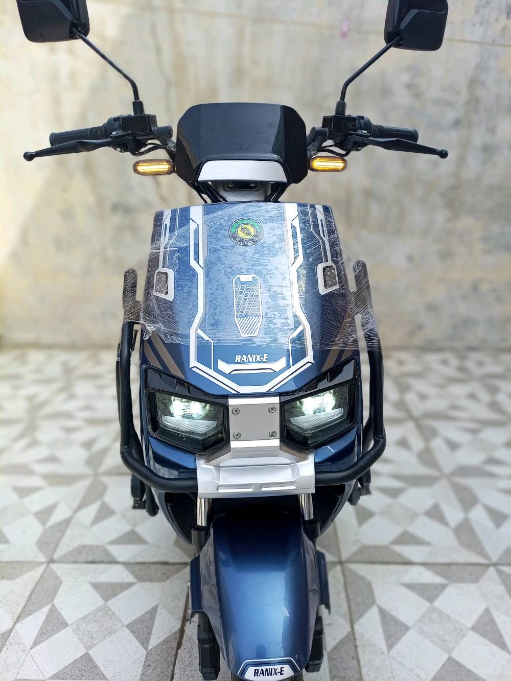 دراجة كهربائية جديدة من نوع RANIX E، مميزة بلونها الأزرق الجذاب وتصميمها العصري. الدواسات مريحة وجاهزة للاستخدام الفوري. مناسبة للتنقل السريع في المدينة وتتميز بسهولة الاستخدام والصيانة.