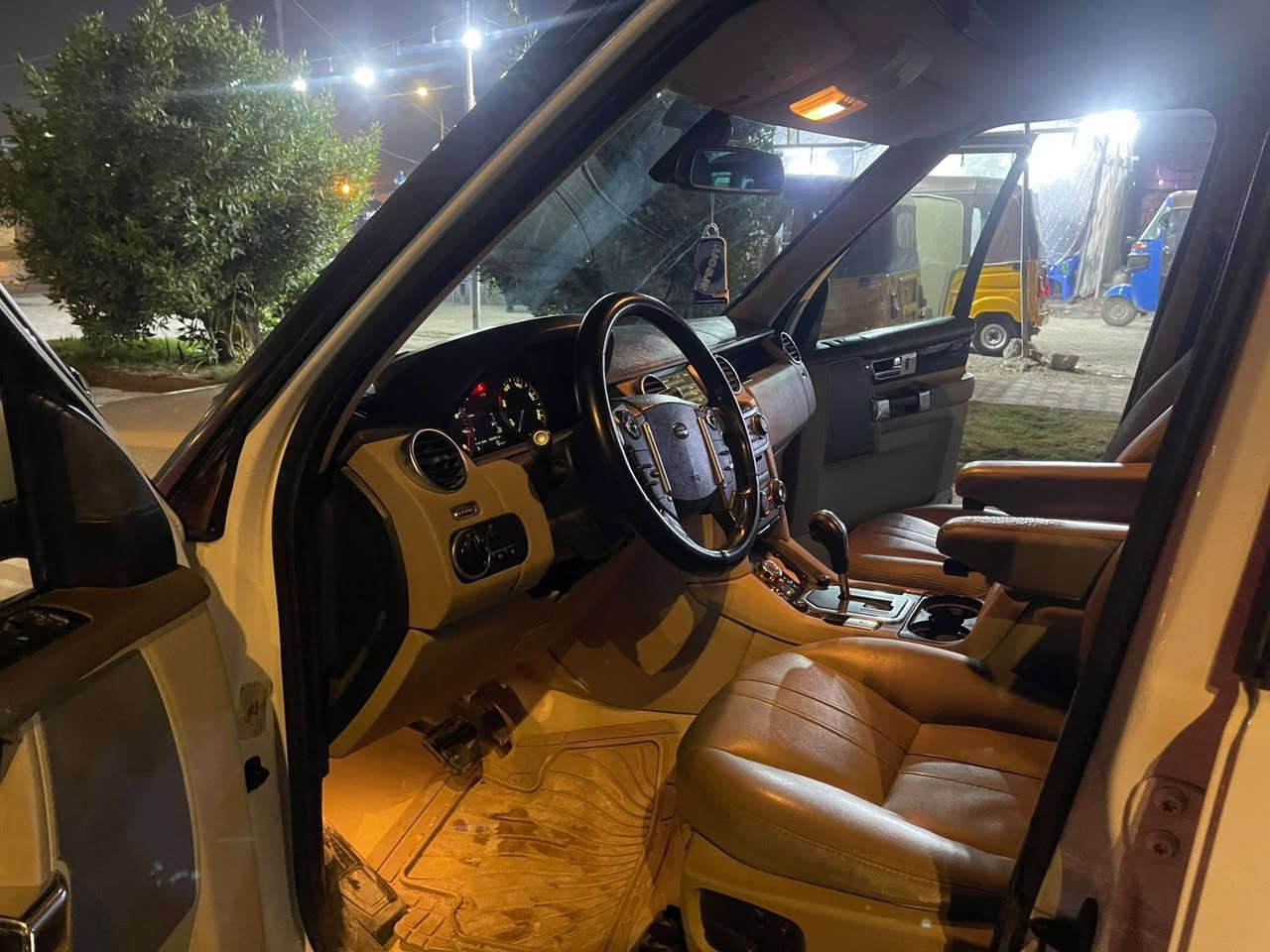 السلام عليكم لاندروفر 2012وارد خليجي فول مواصفات السياره كفاله عامه
***********
