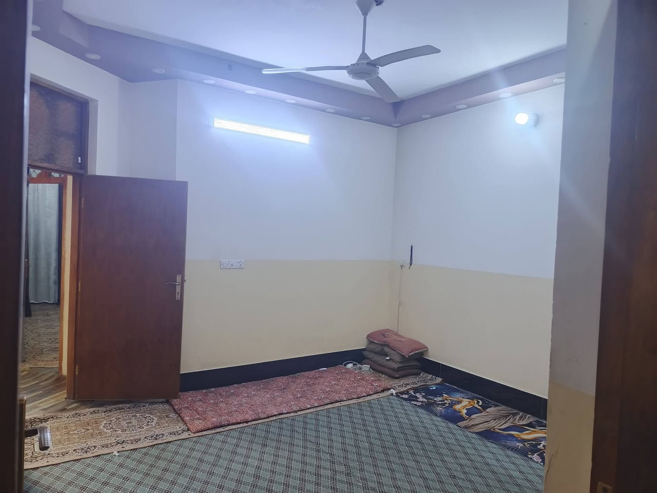 السلام عليكم الدار للبيع
مساحة 200 م المكان حي نصر قرب صوره الامام العباس (ع) 
يتكون من استقبال + هول + صاله درج+ غرفتين + مطبخ حار وبارد 
الاستفسار 
***********
