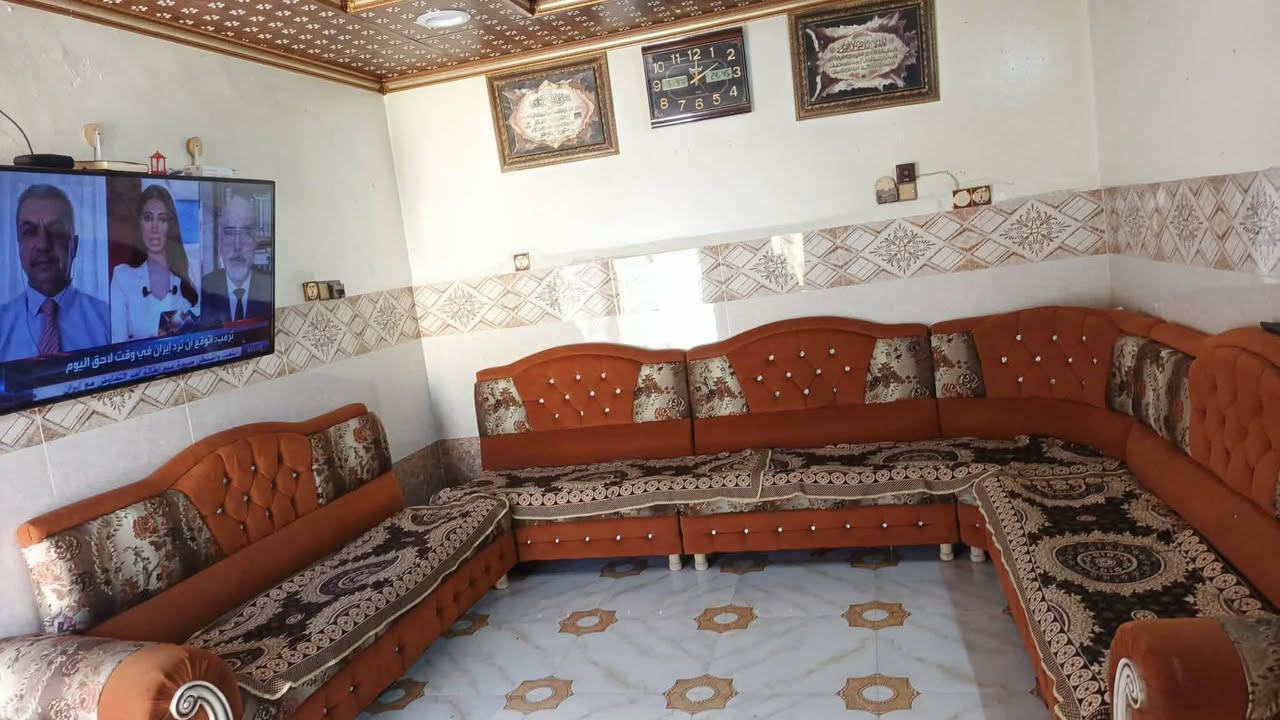 بيت للبيع
مساحة البيت 230متر

حي عدن قرب نزلة المنظمة أو مدرسة عدن 

مكون من حوش كبير مع حديقة مطبخ هول استقبال 3غرف ومشتملات كاملة 

بي ساعة كهرب 

خدمات كاملة تبليط اسواق

التواصل والاستفسار ***********
و علق تم

