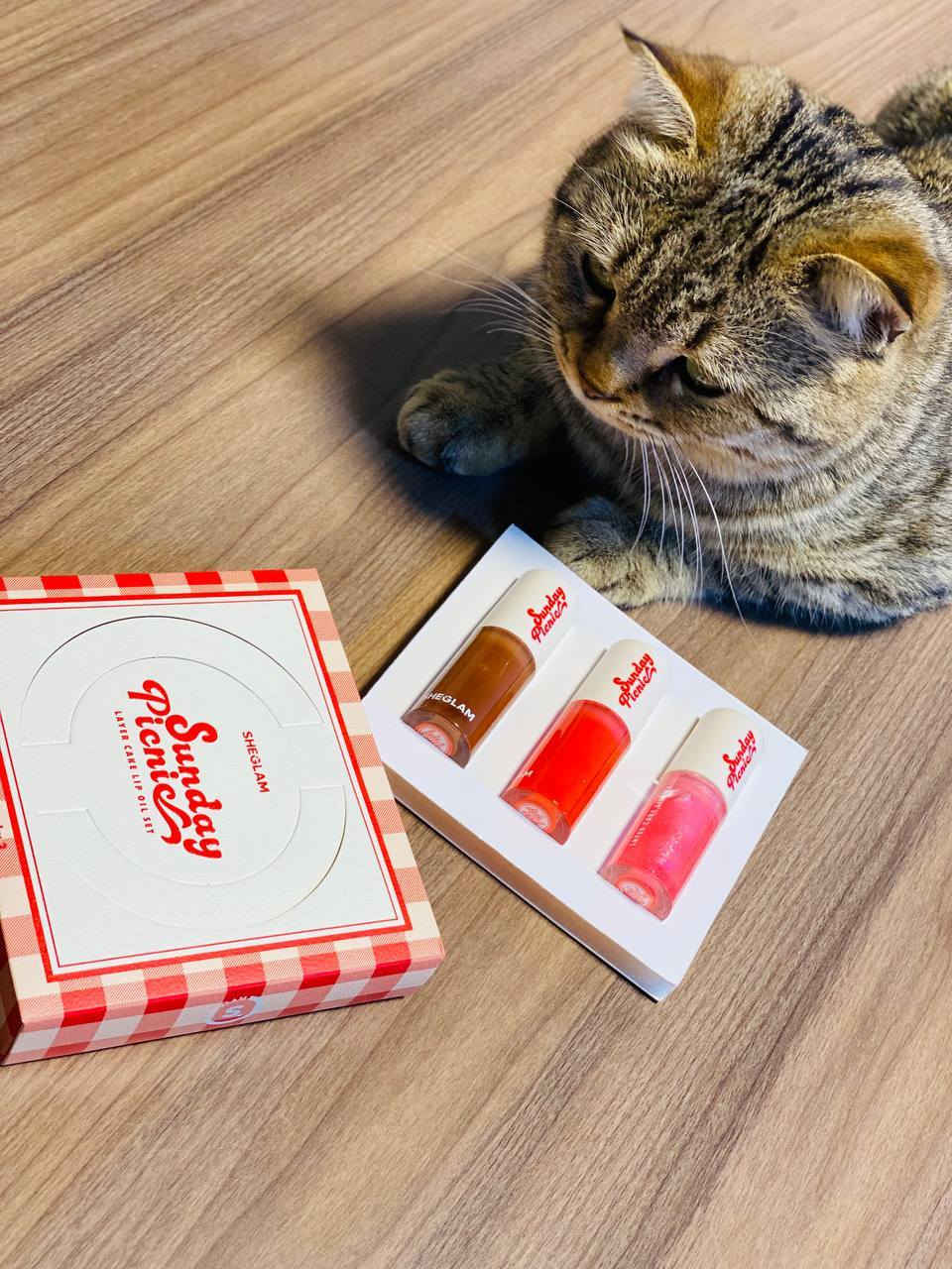 شيكلام استعدي لأحلى لمسة جاذبية مع مجموعة Sheglam Sunday Picnic – Layer Cake Lip Oil 💋🍓
ثلاث زيوت شفاه فاخرة ترطّب وتلمّع وتضيف لون ناعم يخلّي ابتسامتچ تخطف الأنظار ✨

💄 كلوسات الألوان المتوفرة بالمجموعة:
بني شوكليت 🤎 لمسة طبيعية دافية تناسب كل إطلالة.
أحمر توت ❤️ لإطلالة جريئة وأنثوية.
وردي غليتر 💖 بلمعة ساحرة مثالية للمناسبات اليومية والسهرات.

✔️ قوام خفيف وما يترك لزوجة
✔️ يمنح الشفاه مظهر ممتلئ وصحي
✔️ ممكن استخدامه وحده أو فوق أي روج لإضافة لمعة ✨

🍯 كل سيت يحتوي على ٣ زيوت شفاه – 6ml لكل واحد، يعني رفاهية تدوم معاچ طول اليوم 🌸

سعر السيت ٥ الاف


**إذا كنت صاحب هذا الإعلان وتريد حذفه لأي سبب، رجاءا أرسل رسالة إلى الدعم الفني**