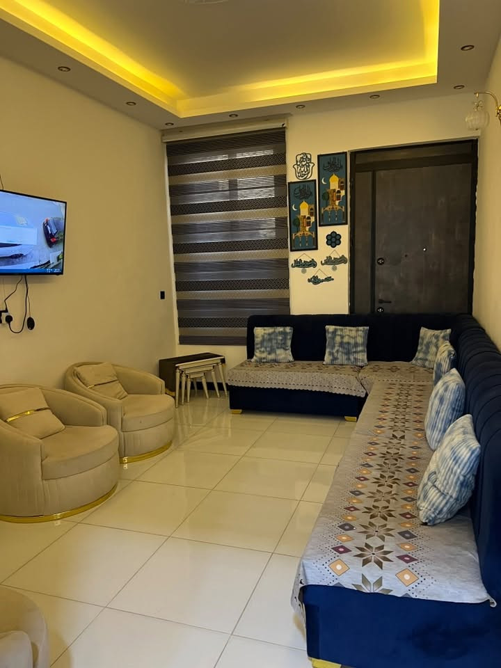 بيت  ١٠٠ متر للبيع 
الواجهه ٦ وربع  م  والنزال  ١٦ م 
طابقين  يحتوي ٣  غرف نوم  و استقبال و صاله و مطبخ  و عدد ٢ صحيات .. البيت استلام  ٢٠٢٥  و الاثاث جديد جدا ،يباع مع الاثاث او بيدونه ، الموقع البوعيثه مجمع السلطان الثالث قرب الاروائي  .
***********

