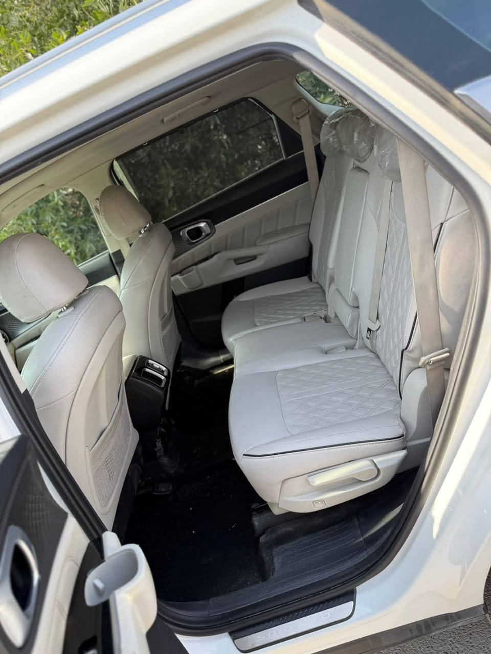 السلام عليكم للبيع سورنتو موديل ٢٠٢١فول مواصفات ماشيه57 بيها صبغ مكانين فقط السعر 243مكان السياره بغداد الزعفرانيه ***********
