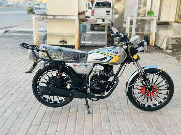 السلام عليكم شباب دراجه مديل 25 محرك 200 دراجه بعد جديده شخط مابيه ماشيه ٣الف  منفيس موجود وبصمه  ب٨٣٠وبيه مجال قليل ***********
