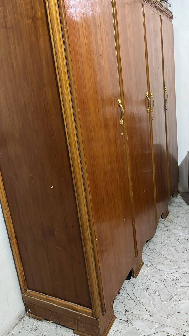 سلام عليكم كنتور ابو 4
نظيف جدآ 
سعره ٣٠٠ وبي مجال 
عوزه فقط قفاله
***********
