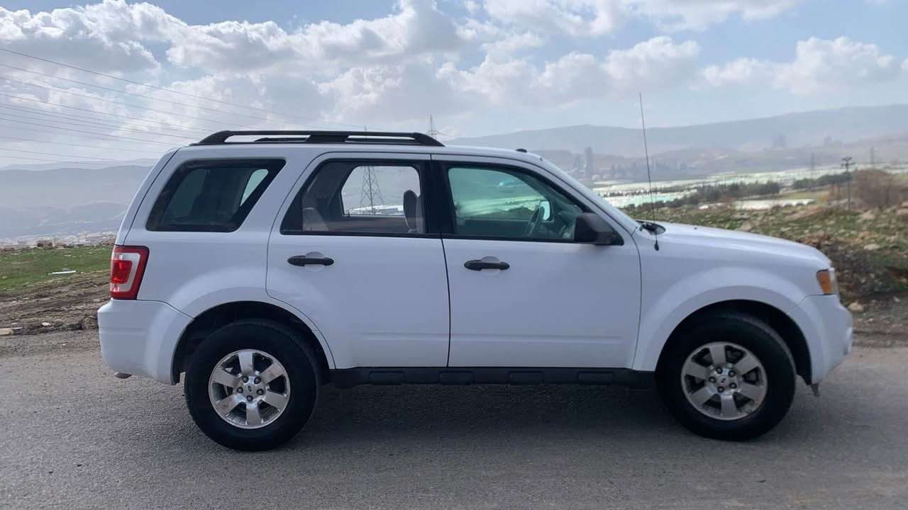 فۆرد ئیسکەیب 2012 XLT
چوار بستۆنی تاك ئەکسل 
مەکینە دوو نیوی مەرغوب
سپی بەفری ناو زەرد
کۆدی درگاو توڵی سەقف
کوشن و ئاوێنەی کارەبا
دوو سویچ بیلادی
حاسە و ڤۆلیۆم
کوشن و گاعی بۆ ڕاخراوە
١٤٠ هەزار ڕۆیشتوە
تەنها پەڵەیەك بۆیاخ و
کەمێك ساردی هەیە
ڕەقەم و سەنەوی تازەیە ٢٠٢٩
بەناوی خۆمەوەیە
گێڕومەکینە بەشەرت نەکراوتەوە

*********** السليمانية, العراق
