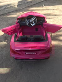 لبيع سيارة مارسيدس نضيفه جديده على شحن مامستعملة سعر 110 الف بيها مجال...