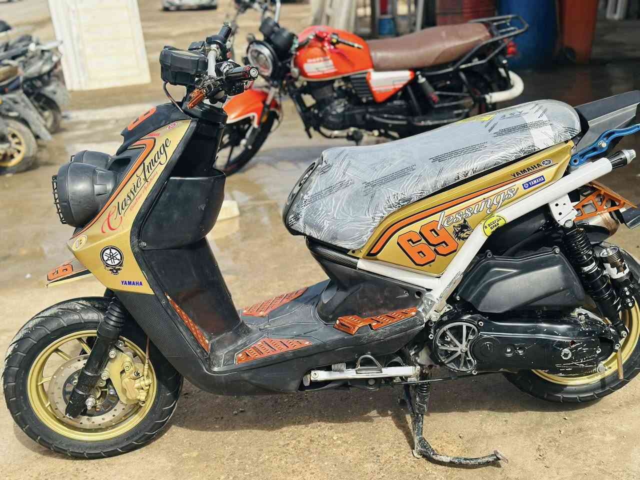 يا لله السلام عليكم سكنز جبلي موديل. 2013  الدراجه بيهة هواي تفاصيل مزوده بس كلهن خارجي وبيهن بلادي واكو اضافه وره ما طلعت من الرمبه المحرك بلاد ومكفول من الفتح ومن اي عيب والمكاتبه موجوده بيش طالعه من الوكيل وصرفت بعد شغلات عليهة مصروف عليهة هوايي دهن ام اس اويل ومحسن كلشي بيهة نضيف واي عيب تاخذ الدراجه بلاش وتروح  عنواني الديوانيه / الدغاره. *********** رايدهه ب1350 وبيهة مجال
