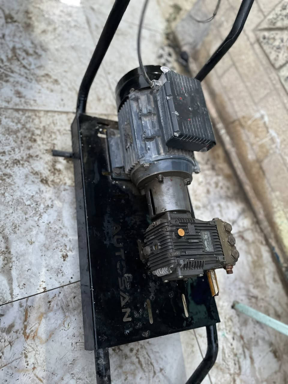 للبيع ضاغطه إيطالي ***********
