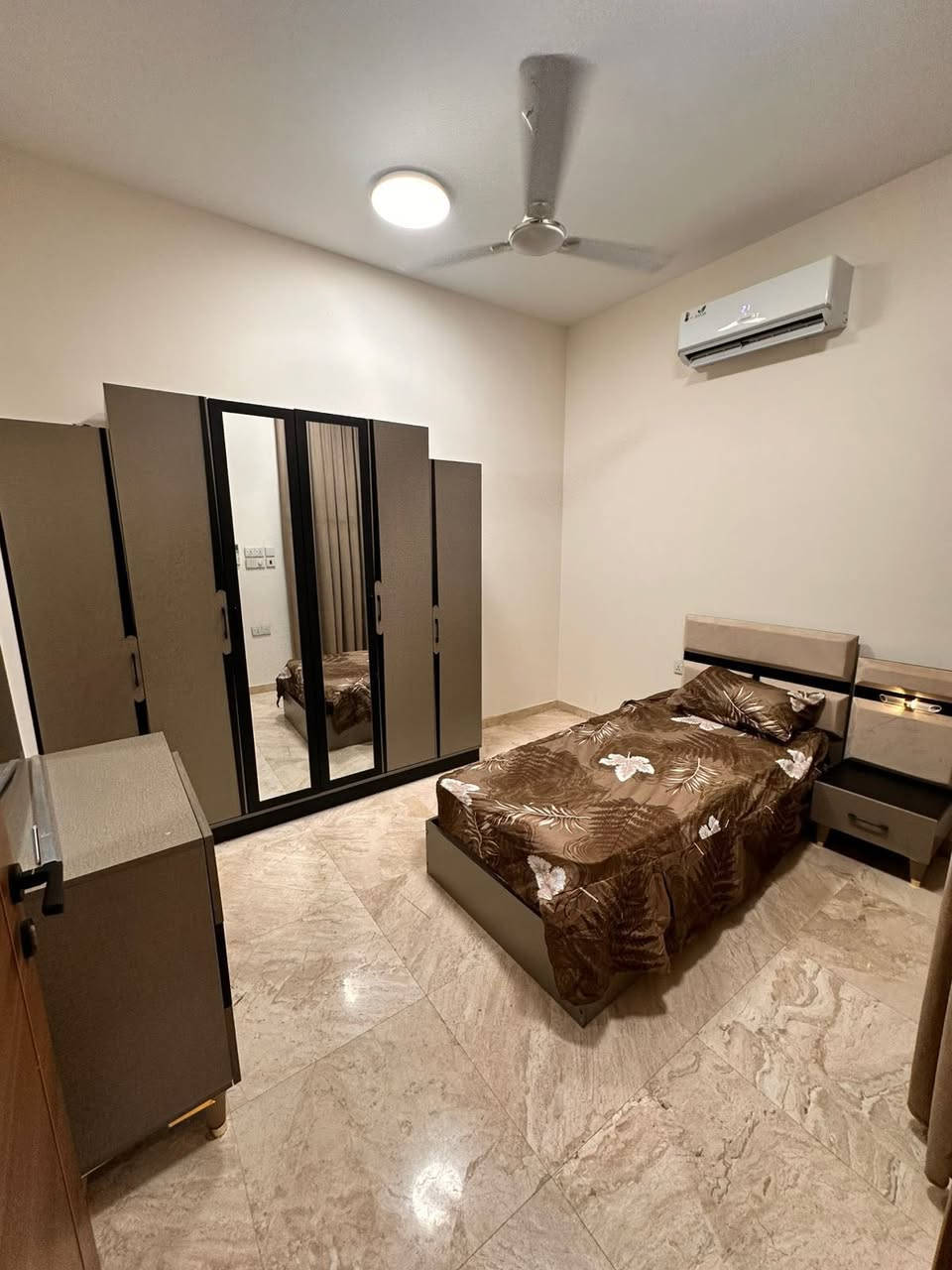 🏡 شقة مؤثثة للإيجار
📍 المنصور / المتنبي
✦ غرفتا نوم
✦ طابق أول

📞 ***********
