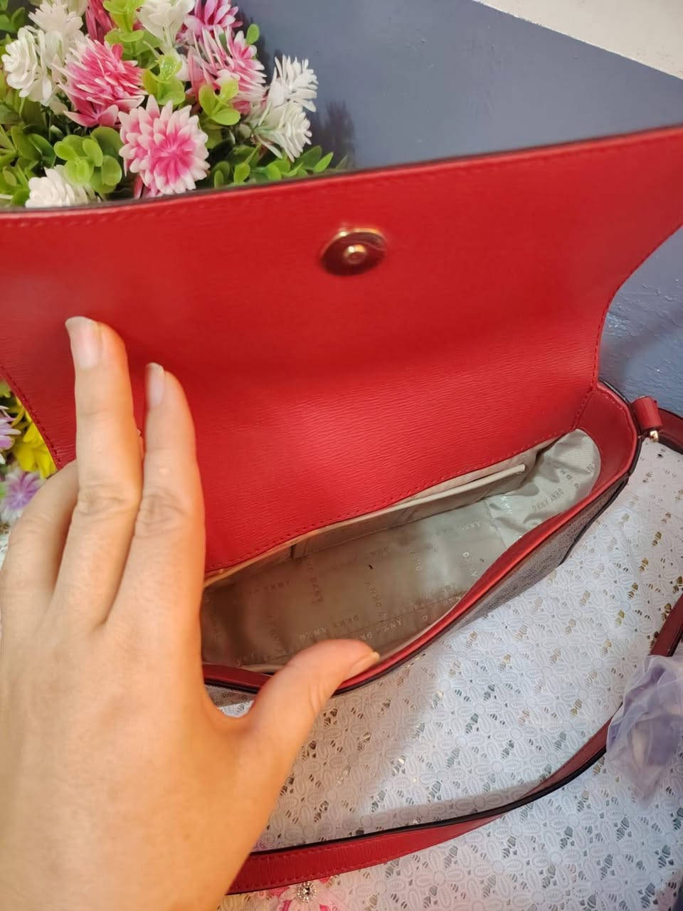 هذه حقيبة دكني  كود اصلي صناعه اندنوسيا  DKNY Bryant Park Flap Crossbody، وهي مصممة من قماش مطلي بشعار الماركة مع حواف جلدية. للاستفسار  خاص لطفا بيج ندى عابد


**إذا كنت صاحب هذا الإعلان وتريد حذفه لأي سبب، رجاءا أرسل رسالة إلى الدعم الفني**