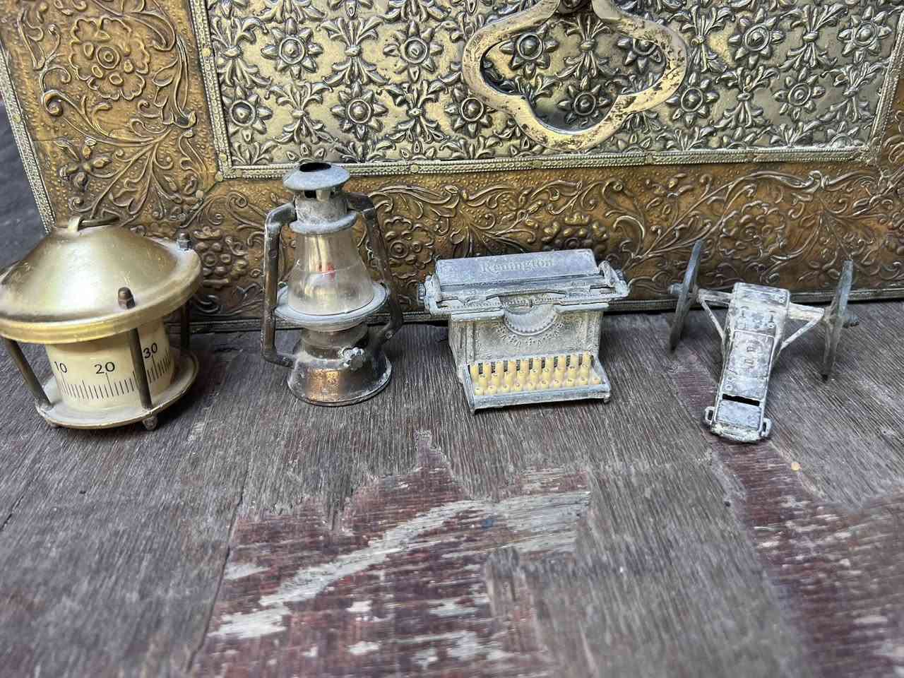 و
مجموعة نحاسيات نحاس احمر نقش يدوي وطلاء فضة مزهريات ومصغرات ومنقلة و علبة ١٤ قطعة
سعر المجموعة كامل ١٧٠ الف يعني القطعة ١٢ الف
واتساب ***********
