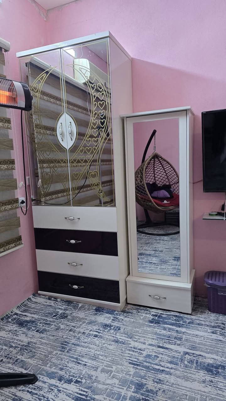 سلام عليكم من رخصه الادمن
الغرفه مشتريها ب ١٧ ورقه 

ورايدها بمليون بس 

الغرفه شرط الخدش الواحد تاخذها بلاش 

الغرفه شرط اللمعه لمعه مال سيارات حديثه 

الخشب HDF تركي درجه اولي وليس ثانيه والخشب ثكيل 
قياس القنصور ٣ متر زايد ١ متر ملحق ارتفاع ٢.٥ والعمق ٦٠ سانتيم
الغرفه ضخمه ماشاء الله 
واليحب يتاكد من سعرها خلي يشوف الكوخ التركي للاثاث اني مشترها منهم شوفو اسعارهم 

اخوان ما ارد ع التعليقات رقم تلفون ***********
