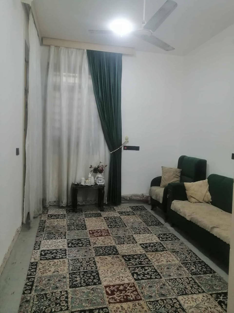 🏡 دار للبيع 🏡
━━━━━━━━━━━━━━━━━━
📍 الموقع:
بابل – أبو عجاج – قرب المحكمة الجديدة
يبعد 100 متر عن الشارع الرئيسي
━━━━━━━━━━━━━━━━━━
📏 المساحة: 100 متر
🏗️ عدد الطوابق: طابقين
📜 الملكية: طابو زراعي – سند 25
🏗️ البناء: حديث (نقص أرضية فقط)
━━━━━━━━━━━━━━━━━━
🏠 تفاصيل الدار:
🔹 الطابق الأرضي:
▪️ غرفة نوم
▪️ هول
▪️ صالة
▪️ مطبخ
▪️ مجمع صحيات داخلي
▪️ صحيات خارجية
🔹 الطابق الثاني:
▪️ غرفة نوم
▪️ هول
▪️ صحيات
━━━━━━━━━━━━━━━━━━
💰 السعر المطلوب: ٦٩ مليون ( قابل للتفاوض )
💳 يقبل دفع نصف المبلغ والباقي خلال 4 أشهر
━━━━━━━━━━━━━━━━━━
📞 للاستفسار والاتصال:
***********
***********
***********
━━━━━━━━━━━━━━━━━━
🏢 مكتب عقارات أبراج بابل
📍 عنوان المكتب: بابل – حي الجزائر – مقابل الجسر الدولي
