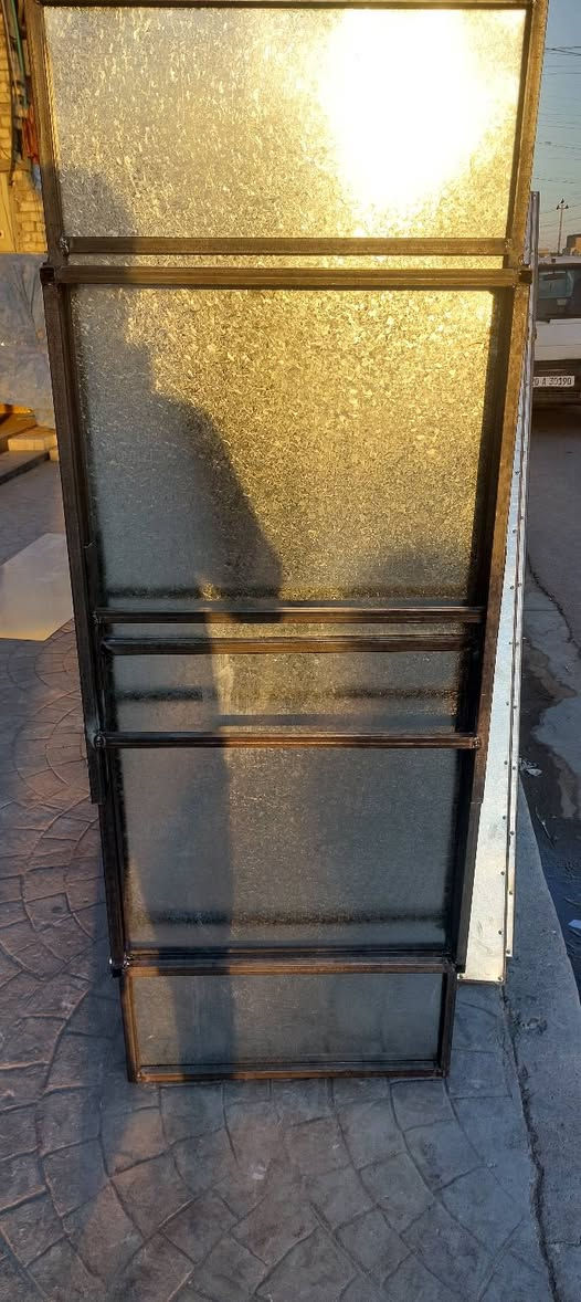 سلام عليكم متوفر ميز مستطيل ودائري شغل جديد كميه مفتوحه العنوان بغداد ***********
