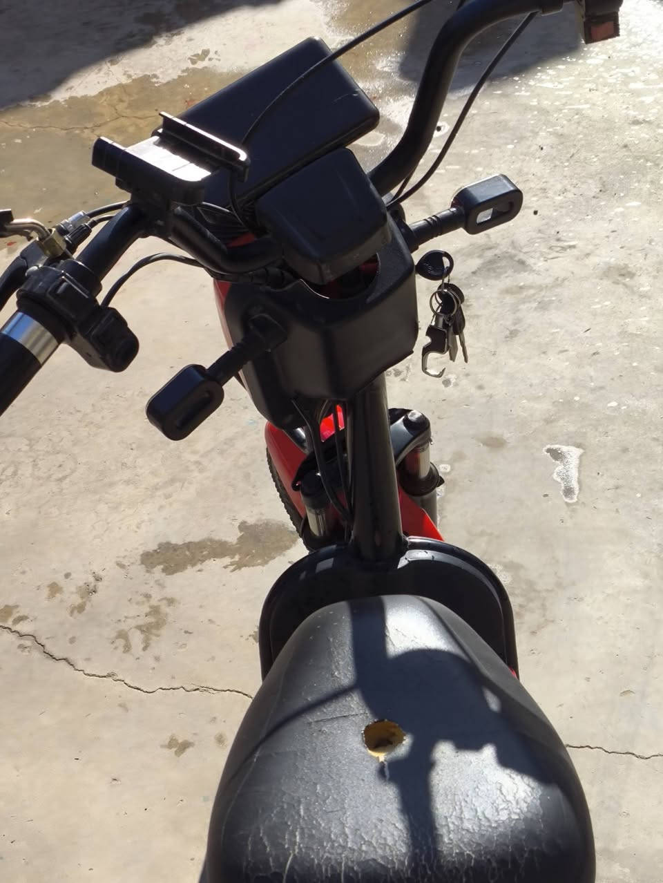دراجة شحن للبيع
شغالة بدون اي مشاكل 
الحجم 14 اشارة يمين يسار هورن بريكات وره بنز وكدام تاير خلفي جوبلس دراجة حلوة ونضيفه

هذا رقمي للشراي 
***********
