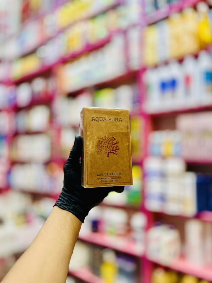 عطر أكوا بورا الأصلي من شركة كرم العطاء 
🔴أصلي فقط 100٪؜🔴
رحلة عطرية تجسد جوهر النقاء والانتعاش. تمزج هذه التركيبة المبهجة مجموعة متناغمة من الروائح من جميع أنحاء العالم، مما يؤدي إلى رائحة منعشة وأنيقة.
النفحات العليا: البرغموت الإيطالي، البرتقال الإيطالي، البيتيتغرين الباراغواي
روائح قلب العطر: زيت الكزبرة الروسي، خلاصة ياسمين السامباك، خلاصة النرجس الفرنسي
قاعدة العطر: خشب الأرز من فرجينيا، الباتشولي الإندونيسي، المسك
في قلب أكوا بورا يوجد احتفال بأرقى خلاصات الطبيعة:

Aqua Pura EDP 70mL By Fragrance World Unisex
عطر أكوا بورا / أو دو بارفان من عالم العطور فريجرانس وورلد 
النفحات العليا: يبدأ العطر بإشراقة مشمسة وحيوية من البرغموت الإيطالي والبرتقال الإيطالي، مما يستحضر المناظر الطبيعية الخلابة في إيطاليا. يضيف البيتيتغرين الباراغواي لمسة طازجة وخضراء، تذكرنا ببساتين الحمضيات المتفتحة.

روائح قلب العطر: يتميز قلب العطر بزيت الكزبرة الروسية، الذي يضفي عمقًا دافئًا وحارًا على التركيبة. يضيف عطر ياسمين سامباك المطلق، المعروف برائحته الزهرية البيضاء الغنية، عنصرًا من الأناقة والإثارة. يساهم النرجس الفرنسي المطلق بفارق بسيط من الأزهار الجذابة.

قاعدة العطر: في القاعدة، يوفر خشب الأرز فيرجينيا أساسًا خشبيًا وعطريًا. يضيف الباتشولي الإندونيسي لمسة من العمق والعمق، بينما يوفر المسك إحساسًا ناعمًا وطويل الأمد.

ينتمي إلى عائلة العطور الحمضية. إنه رائحة متعددة الاستخدامات ومنعشة يمكن ارتداؤها في مناسبات مختلفة، مما يوفر إحساسًا بالرقي الخالص والأناقة الطبيعية
بديل عطر ميكامير من اوترو باريسي
كوزمتك ريتال الماركات العالمية والأصلية فقط 
‎التميز عنوان المصداقية 🔥
‎🔸 العنوان الديوانية حي الوحده الثانيه قرب جامع الامام الرضا ع
‎🔸 يوجد توصيل داخل مركز الديوانية ولجميع محافظات العراق  
‎🔸 للحجز رقم الهاتف 📞 ***********
‎🔸او مراسلتنا على البيج
‎🔸#كوزمتك_ريتال
‎🔸 تجهيز العرائس بأسعار مناسبة
‎🔸 تجهيز صالونات التجميل#عطر #اكسبلور#كوزمتك_ريتال_الديوانية #العراق
