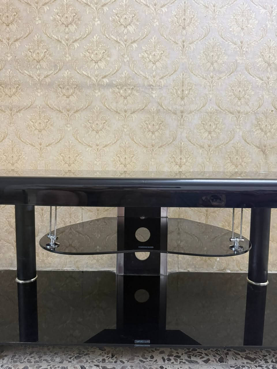 السلام عليكم..
للبيع ميز تلفزيون راقي جداً، زجاج مسلح (Tempered Glass) صناعه ايطاليه . 
مستخدم استخدام بسيط ونظيف جداً بدون اي كسور او فطور مثل ما موضح بالصور 
- اللون : اسود 
 - الارتفاع:50 سم
- المساحة السطحية:120 سم × 45 سم
 - يحتوي على 3 طبقات زجاجية، مع رف وسطي مميز لترتيب أجهزة الستلايت أو البلايستيشن.
 - مجهز بفتحات خاصة لترتيب وتمرير الوايرات بشكل مخفي ومرتب.
سعر : 80 الف 
الموقع: [بغداد / نفق الشرطه ]
للتواصل والاستفسار  المراسلة او الاتصال على الرقم: [***********]
