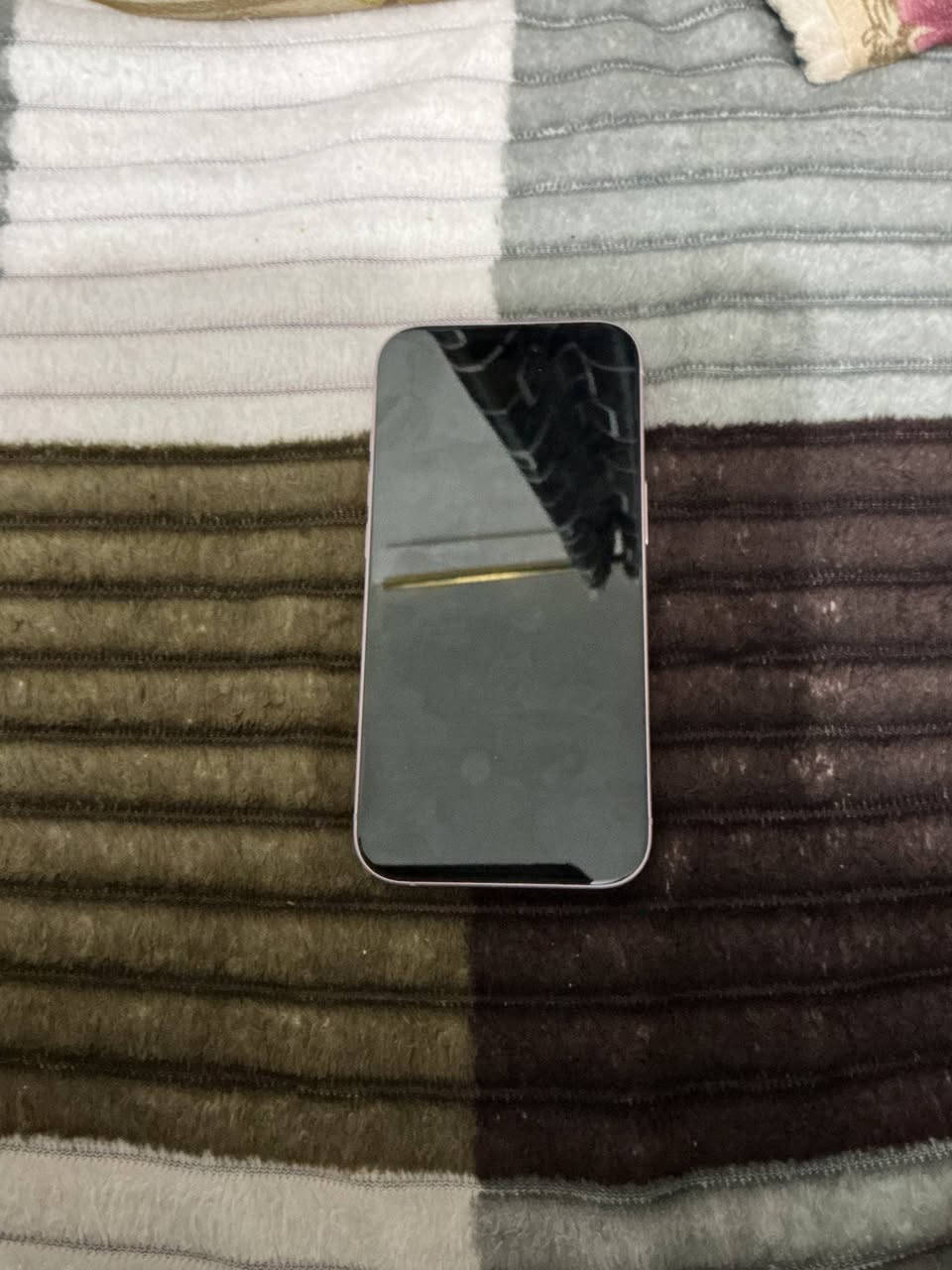 ايفون 15 عادي شرق اوسط ذاكرة 128 جهاز بلادي ما مفتوح وكع وحتركت شاشة موضح بالصور يلمس وكلشي مابي يرادله شاشه غراضه كامله كارتون وكيبل قيم باليرضي الله وتعال اخذه بغداد الزعفرانية ***********
