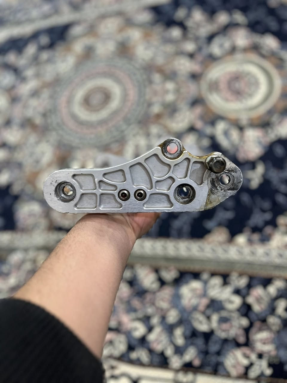 سلام عليكم غراض اللبيع كله اصلي شيال اوً صينيه
صالنصه ام لأخطبوط لأصليه بيه واقيه كاربون ألياف حقيقي  كلوه  مختمه اوً بخدمت الشراي. رقميي *********** ❤️
