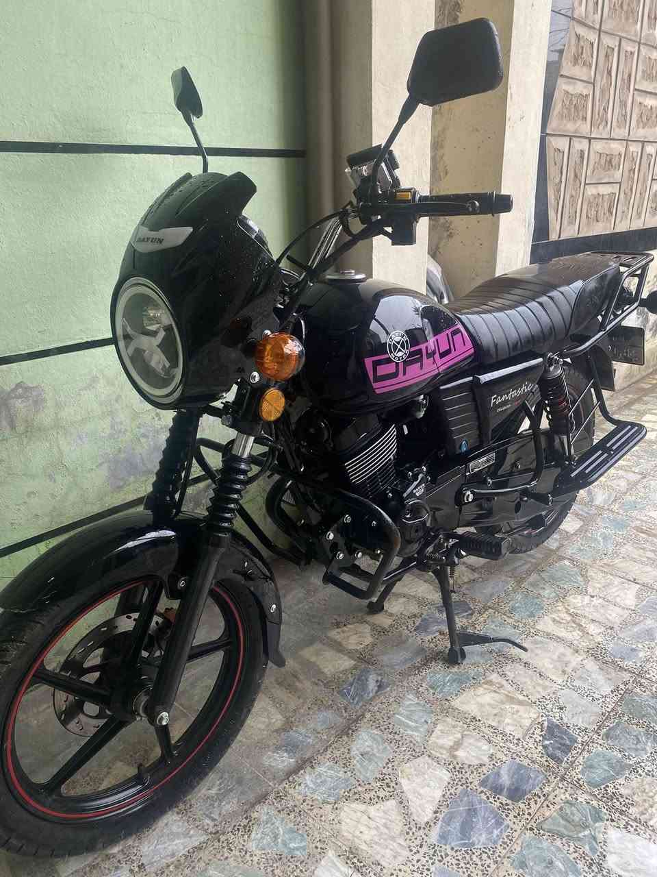 دايوان كلاسك مديل 2025 شهر ال 11 مرقم شمالي سليمانيه بسم الشركه بس تروح تحول
ماشيه ثلاثه الف كيلو فقط يعني زيرو 
مصار 3 اشهر من ماخذهه دراجه نضيفه كلش سعرها مليونين و 500 وبيهه مجال  
ملاحضه سعر الزيرو من سيزر ب مليونين و 800 يعني منزل من سعرها هواي 
رقمي ***********
مكاني بغداد البياع تقاطع درويش
