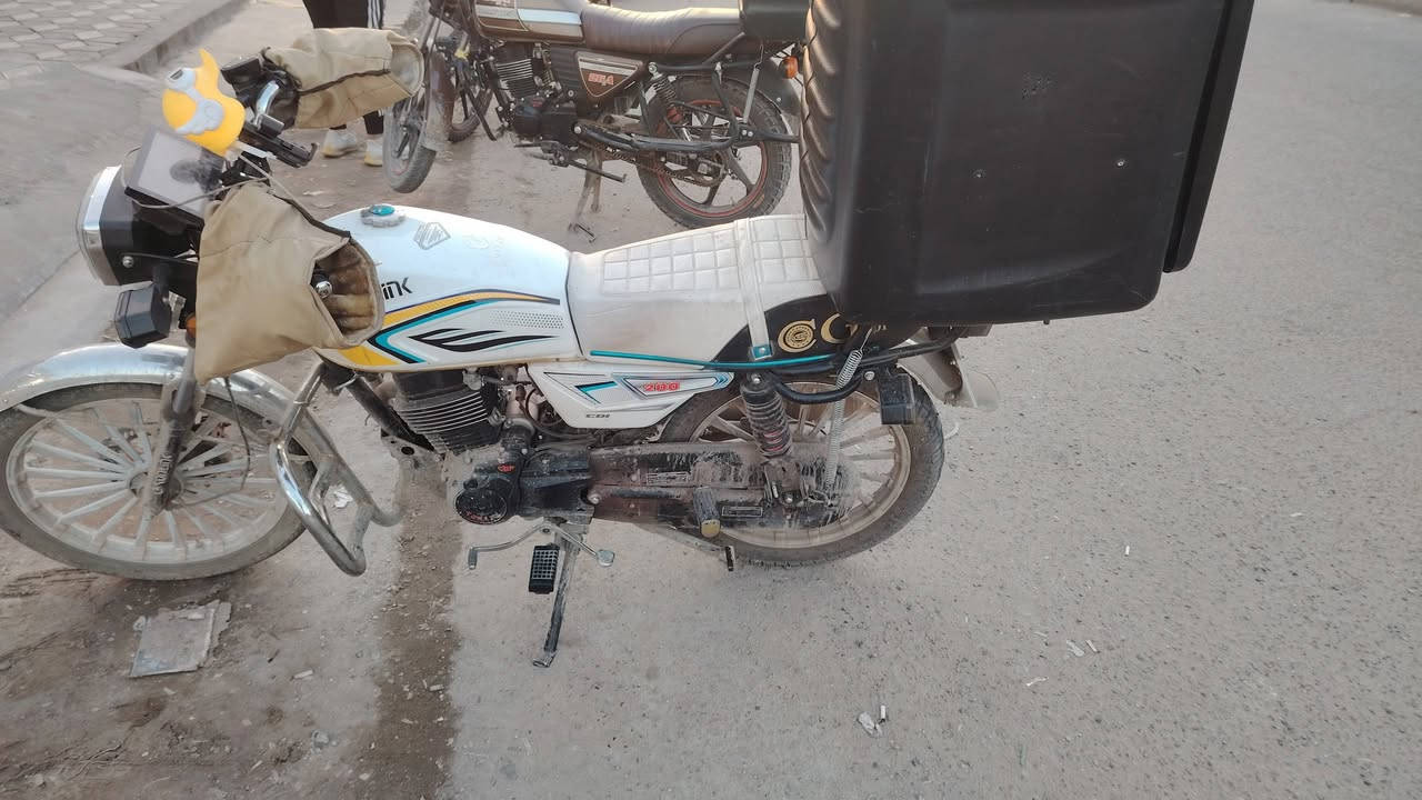 سلام عليكم
دراجه ايراني للبيع 2026
محرك ضاغطه وزنجيل (دهنها امزويل) وياها صندوك و حامل تليفون و درع
ماشيه 5100 الدراجه كلشي مابيها نكره سلف اوراق كلك اكفلك من سرقه و من العشاير سويج واحد  سبب البيع رح اشتري دايوان
السعر 825 وبيه مجال بسيط مال جيه
مكاني الشعب حي التجار
***********
