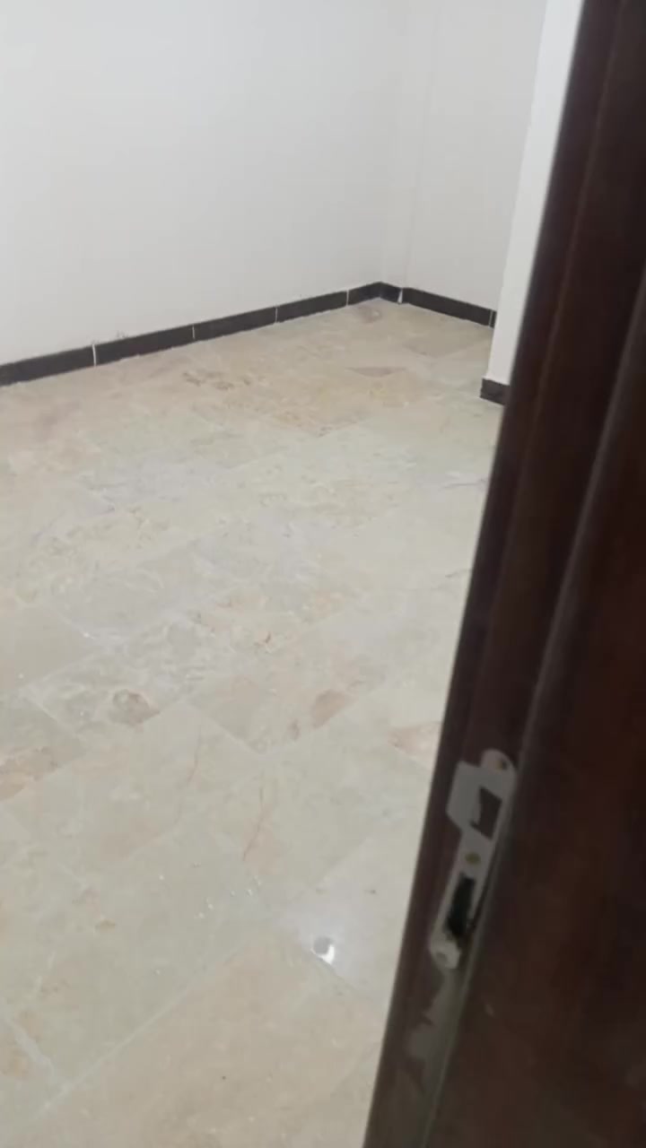 شقه للايجار الغزاليه طابق راضي غرفتين نوم وصاله ومطبخ وخدمات منور ٤٥٠   الإيجار  مساحه ٨٠ متر.    نتصل مكتب العقار ***********/***********
