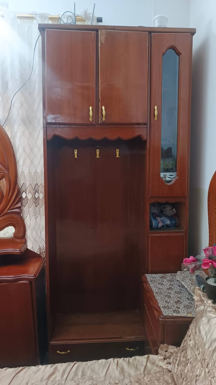 السلام عليكم غرفه خشاب مستعمل قليل ملحق خشب عراقي
السعر ٨٠٠ وبيها مجال 
موصل جانب الايسر
 ‏‪***********‬‏
