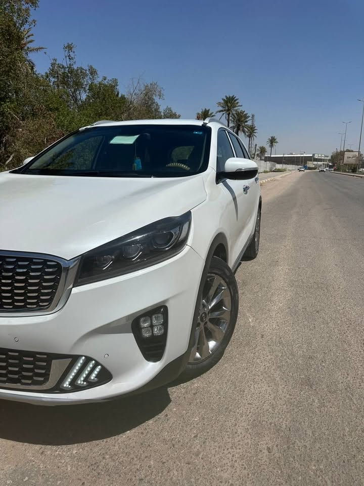 قبل لا تخابرني اقره المنشور عدل
المواصفات 
فول مواصفات عدا البنراما 

مكينة 6 سلندر 
تبريد 3 قطع 
‏7 راكب 
كشنات كهرباء 
جنطه شفط 
بصمة ابواب + بصمة تشغيل 
ترحيب عند الأقتراب 
بردات خلفيه 
حساسات أماميه وخلفيه 
سياره كلش حلوه ما ناقصها شي ابد ابد ابد 
 بيها ضربه صفحه بدون شواصي ولا لغود 
كير مكينه تبريد تايرات كله مكفوله 
السياره مصبوغه فقط مكان الضربه 
والباقي كلير توحيد لون 
ابيع صبغ عام وبسعر ال15
اقره المنشور عدل 
رقم ميسان بأسمي تحويل ثاني يوم 
سنوية 31
***********
وبي واتساب
