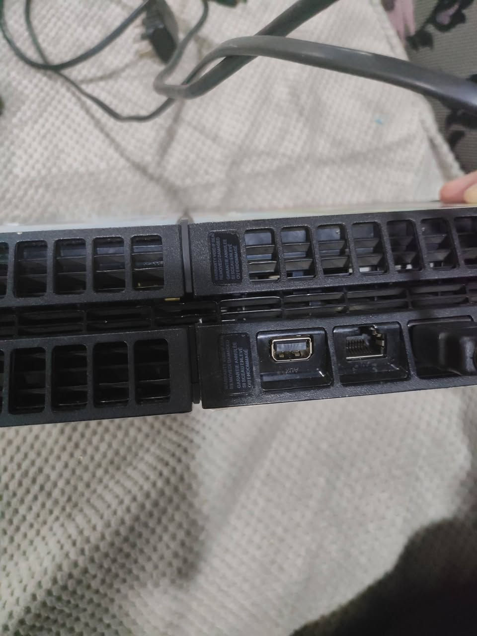 بلي فور فات نظام 9 مهكر مع تلث يدات أصلية وهاردات تحتوي عل أنواع الألعاب ويوبي إس أونلاين يشغل شاشة التلفاز  وبالنسبة للفحص فتجي لبيتي وتفحصة وتجيك جميع الألعاب ونظافتة ( المقابل: حساب ببجي قوي) العنوان ميسان حي المعلمين الجديد الفتحة الثانية قرب مدرسة طرابلس للبنات ***********
