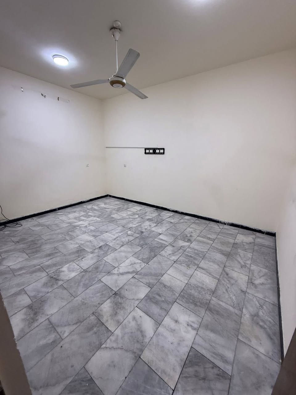 #للايجار في السيديه
🌐بيت مساحه ٨٨ متر نضيف جداً 
💠ثلاث غرف نوم 
💠صاله
💠مطبخ 
💠وخدمات عدد ٢
💠يقع على شارع عرضه ٢٠ متر
💵 بدل الايجار 900 الف

📍موقع  شارع الكويتي مميز جداً

⚜️للاستفسار ولتواصل ↘️↘️
***********
