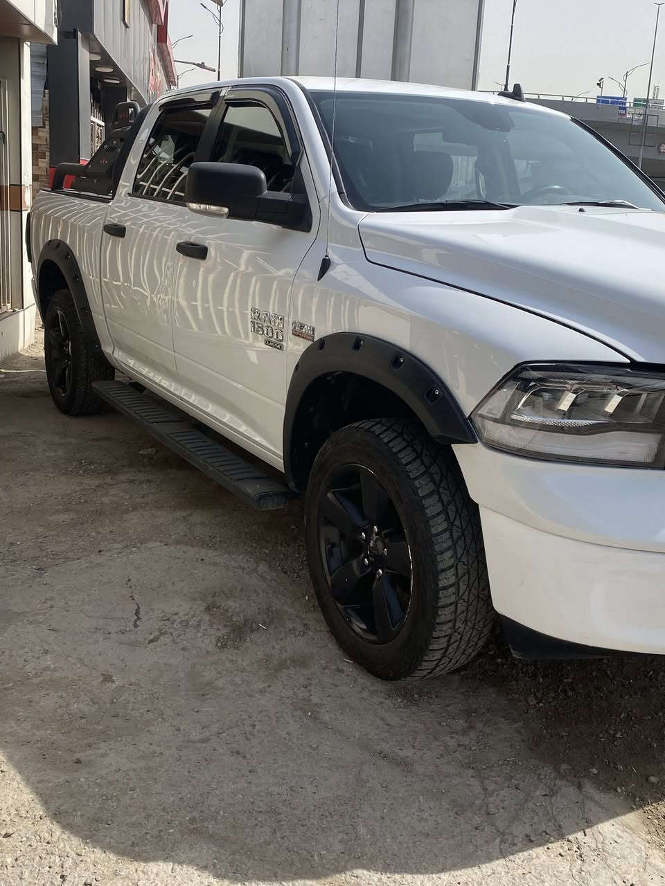 السلام وعليكم رام 2022 
مواصفات كلاسك 
عليه منضومه غاز ١٠٠ لتر و٨ سلندر 
بيه قطعتين صبغ جاملغ وبنيد بدون دواخل 
تعديل بكركوك معلايه ٣ انج وماسدات وبكلايات ودرع 
عليه تخم تاير جبلي وعليه لدات اماميه خلفيه الوان وبرنامجهن هم السعر ٢٢٠ وبيه مجال بسيط للاستفسار واتساب او خط ***********
