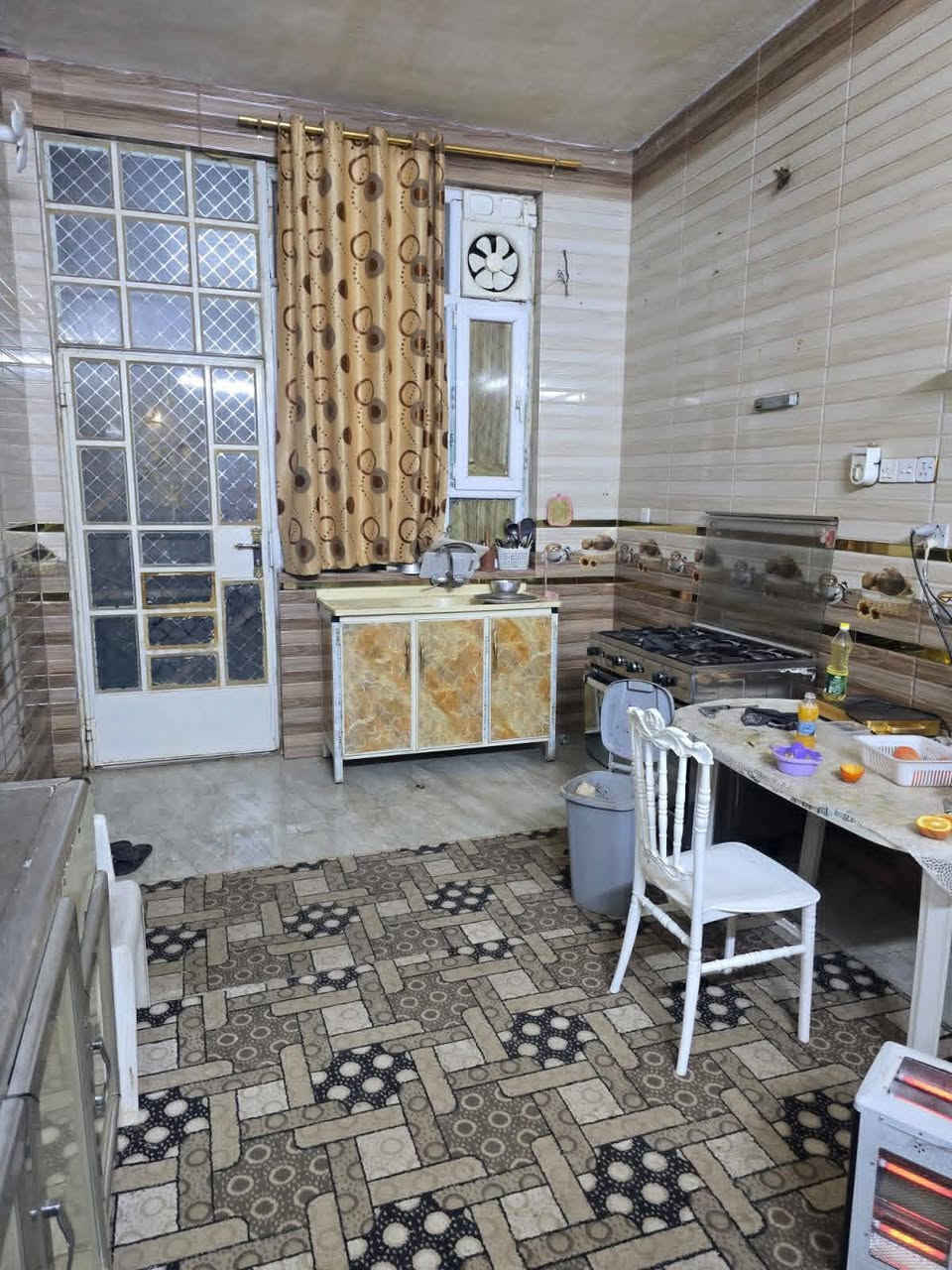 بيت طابو صرف مساحتة ٢٨٨ بناء حديث طابقين المكان الثورة الثانيه مقابيل دور الظباط داخل الفرع  عالي عن الشارع وسيراميك كامل كله حديث  البيت ٥ غرف  فوك من ضمنها مشتمل معزول ومحل كلها من ضمن البيت واليشتري يكدر ايسوي ٣ مشتملات  السعر ١٩٥ خدمات كامله تبليط ومجاري ومي السعر ١٩٥ وبي مجال للاستفسار اكثر اتصل علرقم ***********
