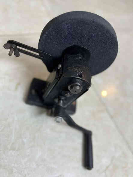 للبيع 
كوسرة يدوية نوع صيني دايموند 💎 قديم نظيفة جدا جدا 
السعر 35 ألف 
***********
