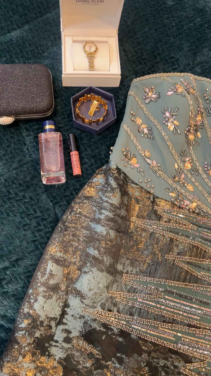 فستاني ماخذته ب٣٥٠

لابسته مره وحده  ساعتين بس 🙂 
رايدته ب٢٠٠ 
وبي مجال بسيط 
قياسه ٤٠ يرهم ٣٨ ويرهم ٤٢ لان بي قيطان ✨
التريده تتواصل انستا 
Me9_m6


**إذا كنت صاحب هذا الإعلان وتريد حذفه لأي سبب، رجاءا أرسل رسالة إلى الدعم الفني**