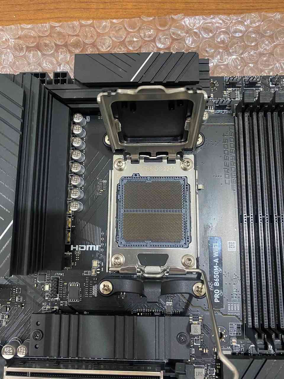 .
MSI PRO B650M-A WIFI

MSI PRO B650M-A WIFI Specifications

• Socket: AMD AM5 (Supports Ryzen 7000, 8000, and 9000 Series)

• Chipset: AMD B650

• Memory: 4x DDR5 slots

• Storage: 2x M.2 slots (Gen4) and 4x SATA 6Gb/s ports

• Expansion: PCIe 4.0 x16 slots

• Wireless: Built-in Wi-Fi 6E and Bluetooth 5.3

• Network: 2.5G LAN

• Form Factor: Micro-ATX

مذر بورد MSI PRO B650M-A WIFI للبيع.
المذر بورد شغالة 100% وما بيها أي مشكلة وعلى الفحص والضمان، كولش نظيفة (مثل اللوك) وكل ملحقاتها كاملة وياها

ملاحظة: كارتونتها الأصلية مو وياها، ولهذا السبب سعرها 200 ألف قفل.
التوصيل متوفر لجميع المحافظات.


**إذا كنت صاحب هذا الإعلان وتريد حذفه لأي سبب، رجاءا أرسل رسالة إلى الدعم الفني**