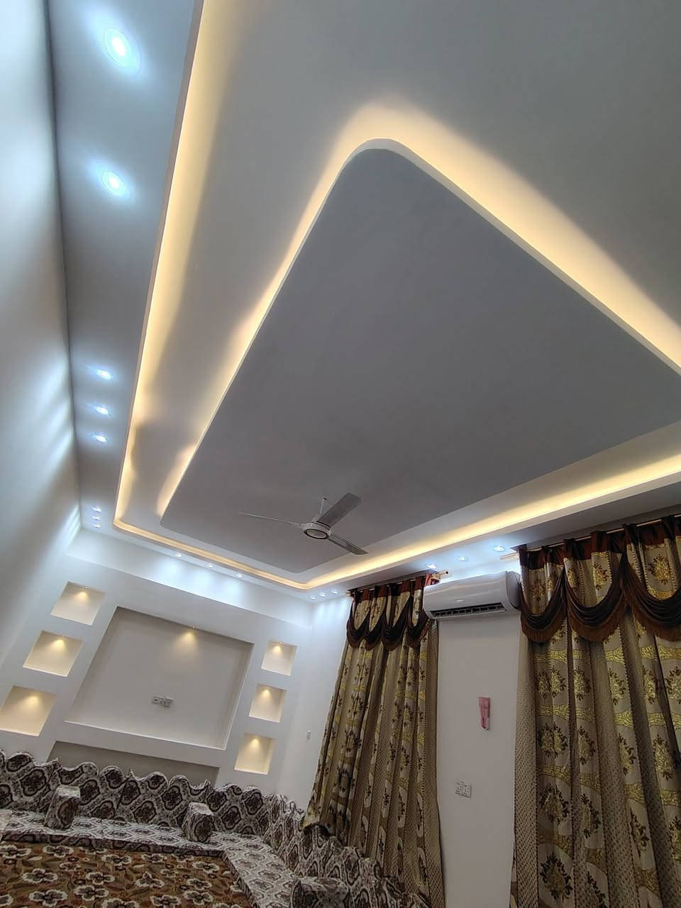 السلام عليكم
خلفة ديكور متفرغ اشتغل مقطوعة و يومية مكاني كربلا تواصل ***********
