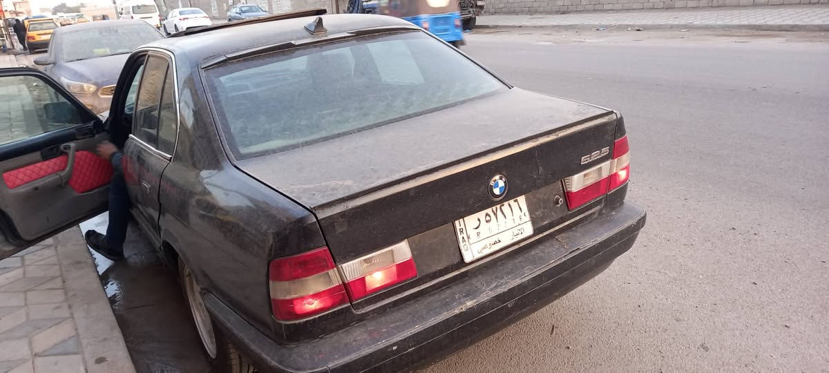 سلام عليكم  عندي هاي بي ام مديل ٨٩ اصلي لحجم ٥٢٥ مفتوح رعيه متوفي ومستمسكاته كله موجوده رقم نبار  مشروع وطني  لسياره كير ومكينه جديد خمسه ويل كب وتخم تير جديد لوك جام كهربائي فتحه سنتر الوك سياره جديده  وبلديه مكان لشعب  رقم *********** لسعر ٢٧
