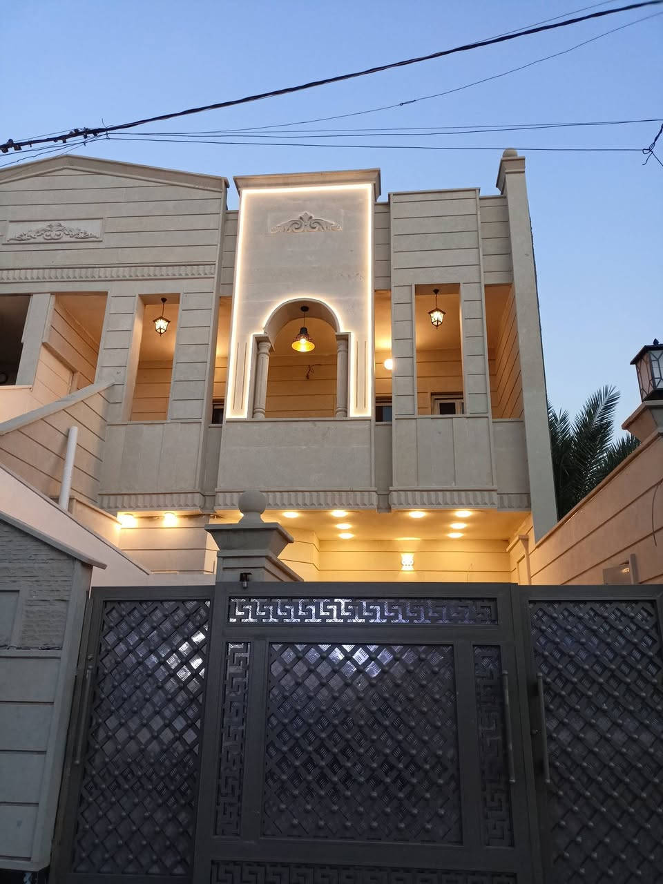 🏠#دار_للبيع_منطقة_100دار
دار.مساحة..200 متر ..فول..⛲

مواصفات...زيرو.. منطقة 100 دار 

4نوم..2صالة..استقبال..مطبخ.🥘

حار..بارد...واجهة حجر...منظومه.📹
كاميرات ...سحب..مغربي ...بي درج.. داخلي... وخارجي...🪜

مكتب الشام للعقار 
***********
***********
***********
