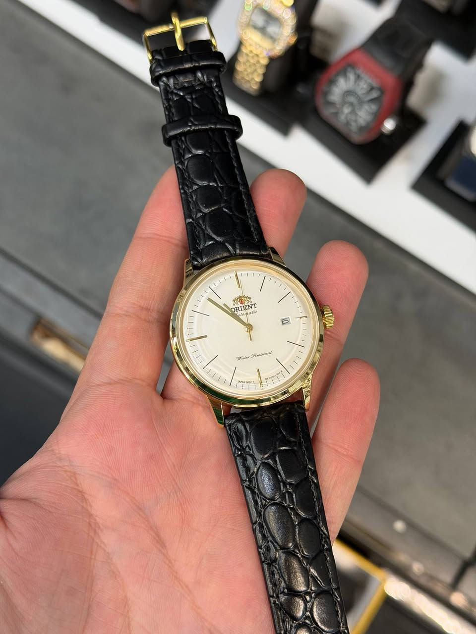 😍 وصلنا حديثا ماركه ORIENT 😍
😉سير جلد طبيعي الأصلي المنقش😉 
😎تعمل الساعه بنظام الاوتوماتيك😎
💐ملحقات الساعه العلبه الاصليه بأسم الماركه+كتلوك الساعه+العلاكه💐
😘طلاءثابت 100٪ الأصلي 😘 
🤩الجامه زفير ضدالخدش والصدء🤩 
🤗ضمان 2سنه  حقيقي من تاريخ الشراء
مستعدون لعمل الطلبيه حسب الطلب
  🌷توجد موديلات وتصاميم حديثه🌷
 🌺زورونا ستجدون كل ماهو جديد🌺
لمعرفه الأسعار 
 الاتصال على الرقم فايبر واتس اب...
*********** سيد عمار
 *********** محمد مهدي 
يوجد توصيل  جميع محافظات العراق 
           مجمع عالم الساعات 
       الديوانيه السوق الكبير 
      محمدعبدالرزاق الخضري
