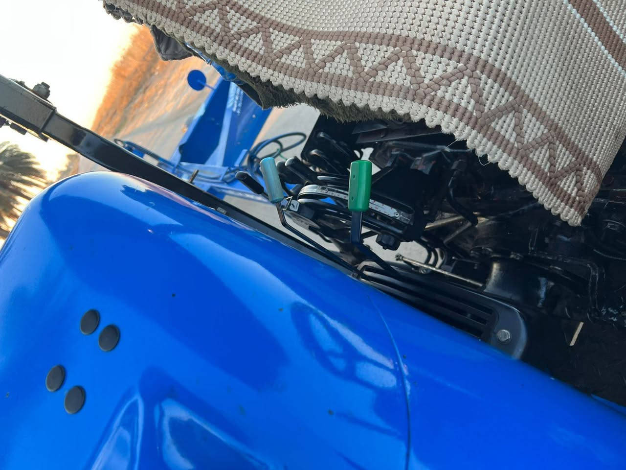 للبيع نيوهولند موديل2015  مكينة جديدة بمعنى الكلمة تخم تاير جديد كير ومحرك واكسن وجهاز هودرليك مكفولات ثكالات امامي خلفي كهربائيات شغالة رقم وسنوية مكينة خير من الله اي نقص مابيه مال جناي السعر 22 مليون وبيه مجال المكان بابل قرب خط السريع جسر مشروع المسيب للاستفسار ***********
