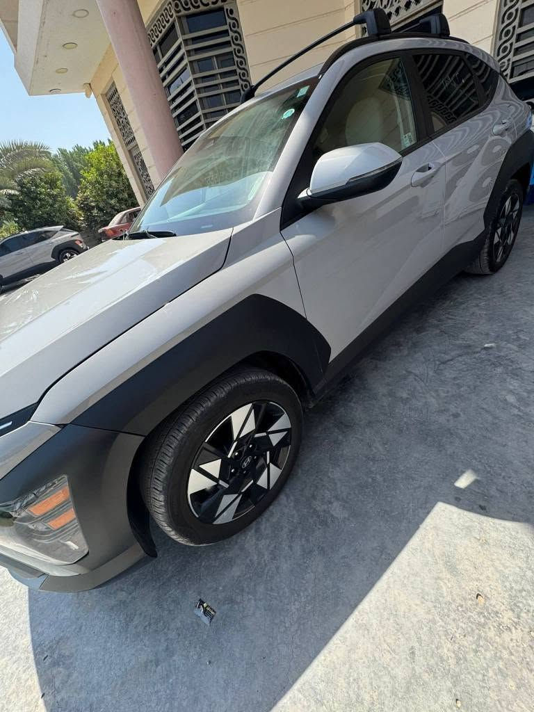 هونداي كونا 2024 
محرك  2000 دوش  
لون سمنتي
مواصفات SEl
بصمة 
كاميرا
داخل ابيض اوف وايت 
تبريد قطعتين 
شاحن لاسلكي 
أبواب بصمة
ويل كب كروم
كشنات كهربائي
مصابيح LED أمامية.
مصابيح LED خلفية.
أضواء ضباب.
أضواء LED ساطعة خلال النهار
نظام الدخول الذكي.
نوافذ كهربائية.
رادارات جانبية وخلفي وأمامي 
نظامي  Android Auto 
نظام الملاحة GPS.
اتصال Bluetooth.
اتصال USB.
مدخل AUX.
نظام تثبيت سرعة ذكي.
تشغيل المحرك عن بعد.
نظام تثبيت السرعة.
مكيف أوتوماتيك
وبعد مواصفات هواية بغداد, العراق


**إذا كنت صاحب هذا الإعلان وتريد حذفه لأي سبب، رجاءا أرسل رسالة إلى الدعم الفني**