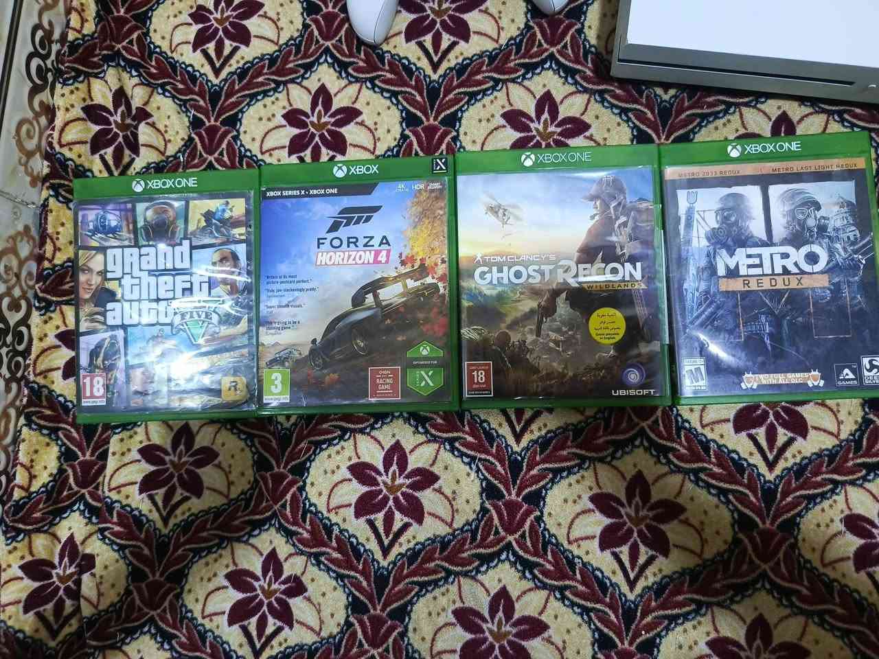 Xbox one s. للبيع
مساحة التخزين 1تيرا 
الدقة 4k Hd Hdr 
تكدر تلعب العاب xbox 360  
ملحقاتة 
يدة وايرلس 
لعبة Gta 5
لعبة Forza Horizon 4 
لعبة Ghost Recon 
لعبة Metro Redox 
السعر خاص 
***********
