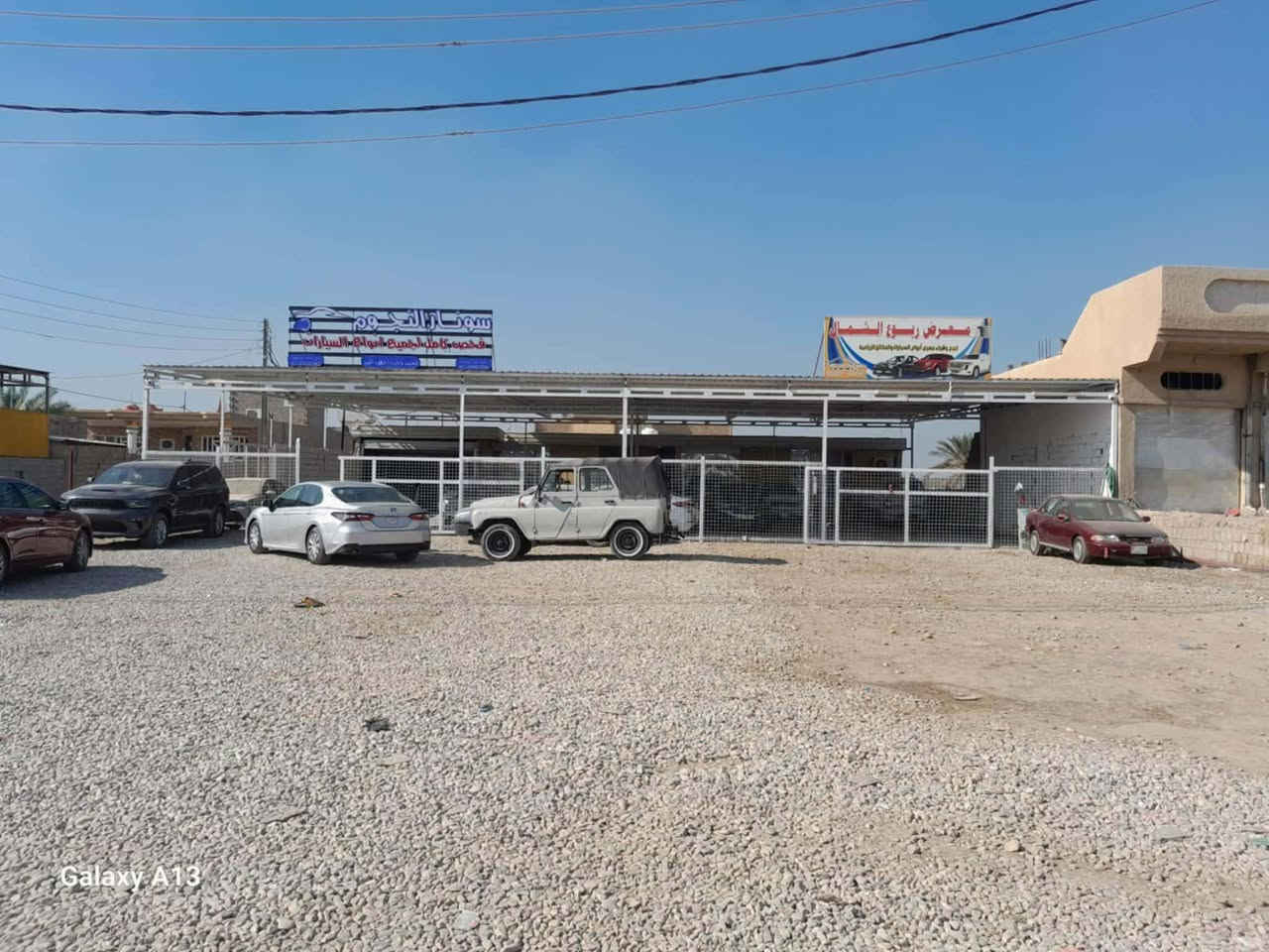 السلام عليكم دار للبيع مع معارض2  متكون من طابقين استقبال وهول ومطبخ وصاله كبيره مع 2 غرف نوم مع مجمع صحيات داخلي وخارجي مع حديقه كبيره بالطابق الارضي 3 غرف بالطابق الثاني مع مجمع صحيات للاستفسار الاتصال بالارقام التاليه ***********///***********
