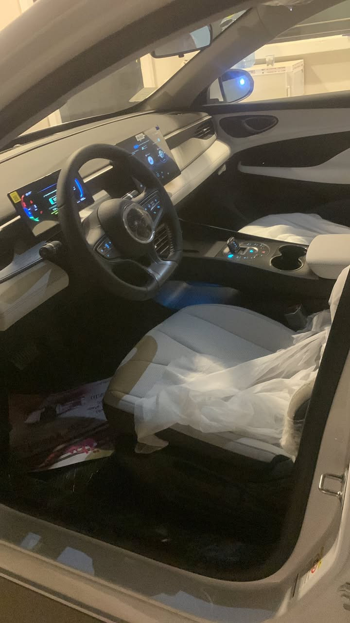 السلام عليكم بي وايدي سيل فايف موديل 2025سياره زيرو وبعده على وضع الشركه ماشيه 800كليو بس سياره رقم بغداد تحويل ثاني سعر 130وبيه مجال بسيط  مكاني ديوانيه ***********//***********
