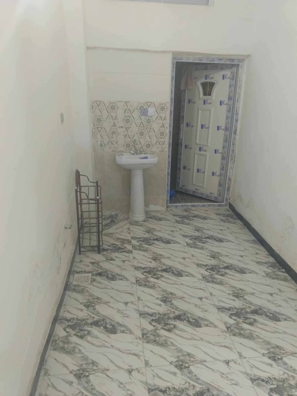 بيت للبيع مساحه 120 متر طابو ملك صرف سند مستقل العنوان شهداء البياع شارع المظخه الاول الفرع الرابع خلف اسواق الطائي يتكون من مطبخ وصاله وهول وغرف نوم عدد٢ وصحيات عدد٣ وحمامات عدد٢ للاستفسار الاتصال على الرقم ***********
