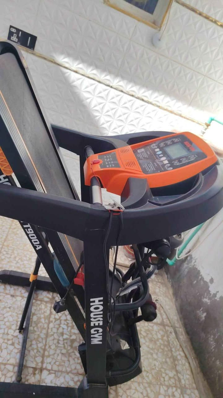 +4
هذا جهاز جري من ماركة House Gym، 
يحتوي على أزرار سريعة لتعديل السرعة (Speed) والميلان (Incline)، بالإضافة إلى شاشة لعرض البيانات.
 قدرة تحمل وزن يصل إلى 150-155 كغم.
 يحتوي على ميزة التشحيم الذاتي (Lubrication) وجهاز هزاز لتكسير الدهون، وقد يحتوي على ماطور مزدوج. دهل اوران, واسط


**إذا كنت صاحب هذا الإعلان وتريد حذفه لأي سبب، رجاءا أرسل رسالة إلى الدعم الفني**